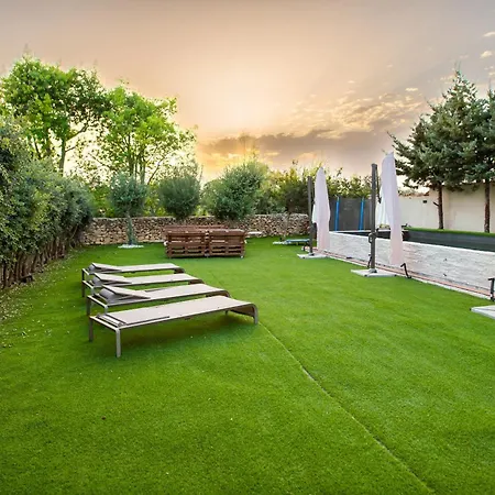 Garden Retreat Villa *